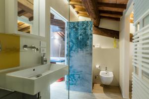 A bathroom at Le Residenze a Firenze - Residenza Covoni Apartment in the historical center of Florence Még 37 kép