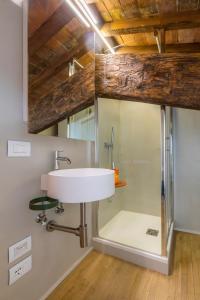 A bathroom at Le Residenze a Firenze - Residenza Covoni Apartment in the historical center of Florence