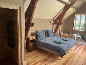 Postel nebo postele na pokoji v ubytování Moulin de Maupoy + 17 fotografií