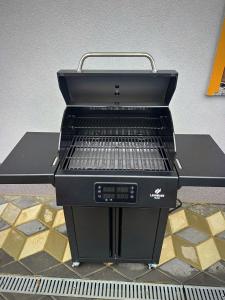 a grill sitting on top of a table at Apartament 2 dormitoare LUX situat la parter in complex ApartHotel Botosani 3 in Botoşani