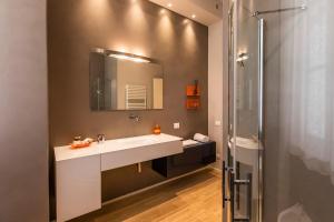 A bathroom at Le Residenze a Firenze - Residenza Covoni Apartment in the historical center of Florence