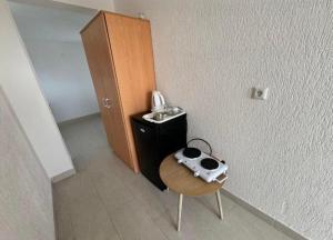 Kohvi ja tee valmistamise võimalus majutusasutuses Apartmani Hadžić