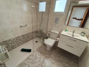 ein Badezimmer mit Toilette, Waschbecken und Dusche in der Unterkunft MarySol 2 Apartment with terrace close to the sea in Punta de Mujeres + 43 Fotos