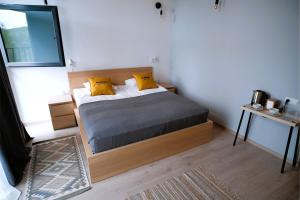 Postel nebo postele na pokoji v ubytování Beeography guest house