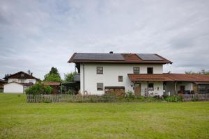 una casa con paneles solares encima en Ferienwohnung am Teisenberg, en Teisendorf
