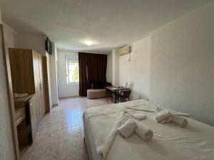 Voodi või voodid majutusasutuse Apartmani Hadžić toas
