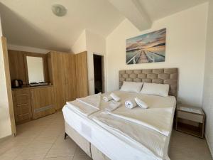 Voodi või voodid majutusasutuse Apartmani Hadžić toas