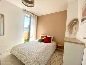 una camera da letto con un letto e una grande finestra di Le Sky - Penthouse de Standing Hyper-Centre Orsay Paris Saclay a Orsay Altre 12 foto