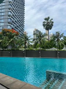 Beachfront Luxe with Pool Access and Terrace内部或周边的泳池