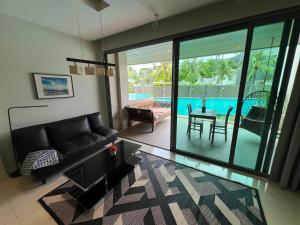Beachfront Luxe with Pool Access and Terrace内部或周边的泳池