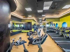 ドバイにあるStylish 2BR in Elite Tower with Bluewaters View and JBRのトレッドミルとエリプティカルマシンのあるジム