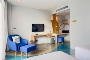 TV a/nebo společenská místnost v ubytování Na Tree Tara Riverside Resort Amphawa Damnoensaduak