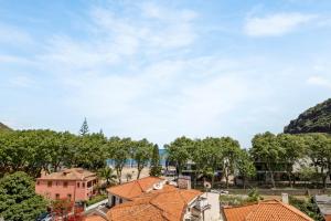 an overhead view of a town with houses and trees at White Waters Hotel in Machico