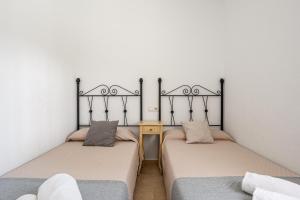 Dos camas una al lado de la otra en una habitación. en Novo Atlántico Golf, Novo Sanctipetri, en Novo Sancti Petri 13 fotos más