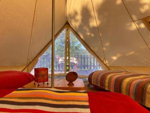 Postel nebo postele na pokoji v ubytování Tenda Glamping vista sulla Valle - Podere di Maggio
