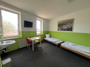 MonteurzimmerKING Leipzig-West 객실 침대