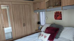 Postel nebo postele na pokoji v ubytování Beautiful 2 Bed Caravan Southview Park Skegness