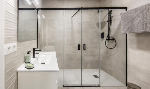 a bathroom with a shower and a white sink at Apartamentos LUXURY SUITES MERLOT in Almendralejo +23 photos