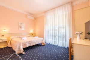Postel nebo postele na pokoji v ubytování Hotel Marnie + 35 fotografií