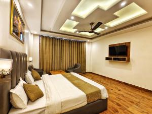 ein Schlafzimmer mit einem Bett und einem Flachbildfernseher in der Unterkunft Omavya Hotel Manali in Jagatsukh + 52 Fotos