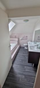 Un baño blanco con dos lavabos y dos lavabos. en Chez Océane et Virgil, en La Celle-sous-Gouzon