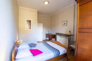 une petite chambre avec un lit et un bureau dans l'établissement Rue de la levade, à Daglan