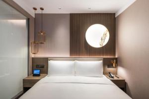 Giường trong phòng chung tại Crystal Orange Shanghai Safari Park Hotel