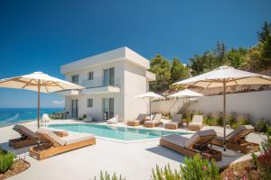 Bazén v ubytování Calma Suites Lefkada nebo v jeho okolí