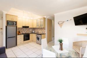 Kuchyň nebo kuchyňský kout v ubytování Waters Breakaway + 28 fotografií