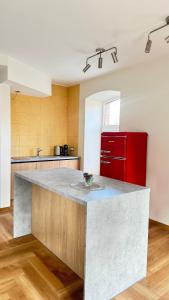 Кухня или мини-кухня в Exclusive OldNew apartments in city center
