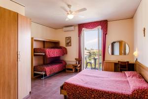 Postel nebo postele na pokoji v ubytování Hotel Sorriso + 37 fotografií