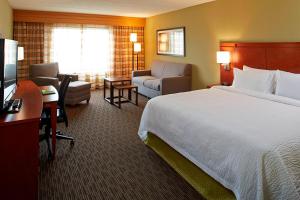 Postel nebo postele na pokoji v ubytování Courtyard by Marriott Ithaca Airport/University