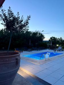 Bazén v ubytování Summer Breeze Villa nebo v jeho okolí