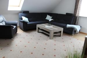 a living room with a couch and a coffee table at Ferienwohnung Vier Sterne in Goslar