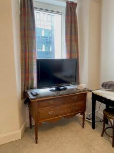 TV a/nebo společenská místnost v ubytování 1 Bed Flat Near Edinburgh Castle