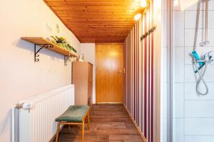a hallway with a chair and a wooden ceiling at Altstadt Ferienhaus mit Terrasse in Husum +16 photos