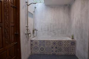 une salle de bain avec douche et baignoire dans l'établissement Urban Oasis Studio with Bathtub & Garden - Vientiane Centre, à Vientiane 23 autres photos