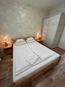 Postel nebo postele na pokoji v ubytování Mirabell apartman