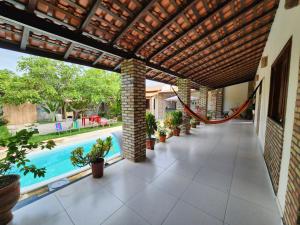 Un patio al aire libre con piscina y pérgola de madera. en Vila Jatobá Lençóis, en Santo Amaro 37 fotos más