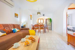 una sala de estar con un sofá y una mesa en Bungalow Salud - PlusHolidays, en Calpe