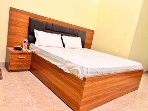 Ένα ή περισσότερα κρεβάτια σε δωμάτιο στο Radhey hotal and banquet hall