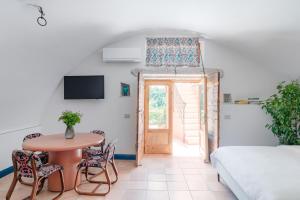 a room with a table and chairs and a bed at JAR - Apartments in Castion Veronese