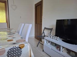 Televízia a/alebo spoločenská miestnosť v ubytovaní Giovanna - spacious lovely apartment