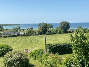 雪平斯维克Klinta Seaview的一片草地,背靠海洋