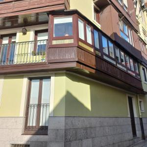 a balcony on the side of a building at Apartamento Kuttun Bermeo in Bermeo