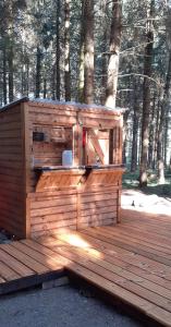 Imagine din galeria proprietății Bridgewood Camping - Traditional Shepherd's Hut în Wootton Glanville