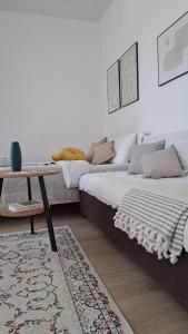 Postel nebo postele na pokoji v ubytování ЖК SEN 2 Уютная 1-комн квартира в районе Хан-Шатыр