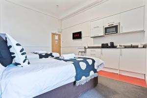 Кухня или мини-кухня в Central Dudley Stay-Sleeps 3, Kitchen&Free Parking
 +12 фотографий