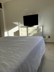 Televisyen dan/atau pusat hiburan di Apartamento completo a 2 min à pé da praia