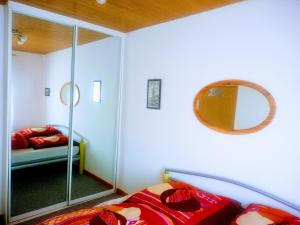 ein Schlafzimmer mit einem Spiegel und einem Bett darin in der Unterkunft Hexenstube Morgana WLAN, tolles Bad und toller Balkon in Braunlage + 9 Fotos